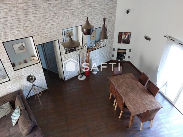 Maison 6 pièces comprenant garage et piscine.