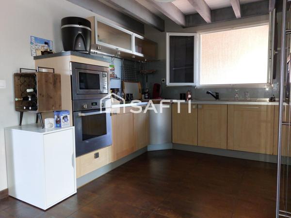 Maison 6 pièces comprenant garage et piscine.