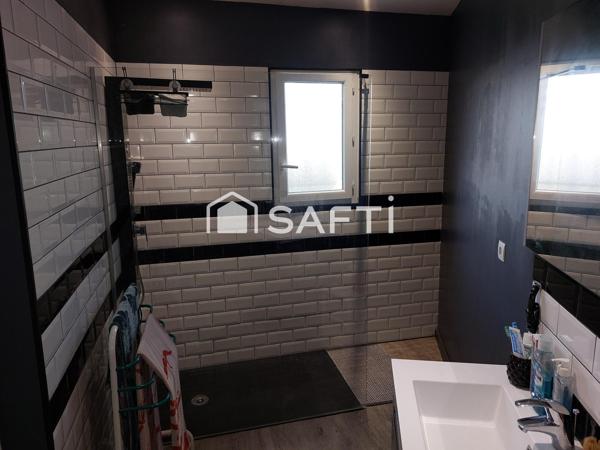 Maison 6 pièces comprenant garage et piscine.