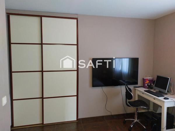 Maison 6 pièces comprenant garage et piscine.