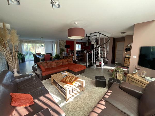 Maison Familiale de 171 m² - 7 Pièces, 4 Chambres avec Grand Jardin !