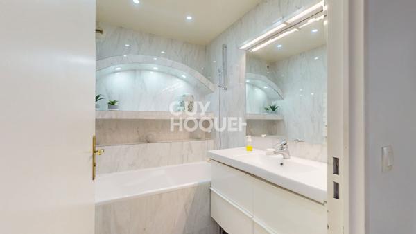 Appartement 5 pièces avec vue dégagée en coeur de ville - Mairie des Lilas