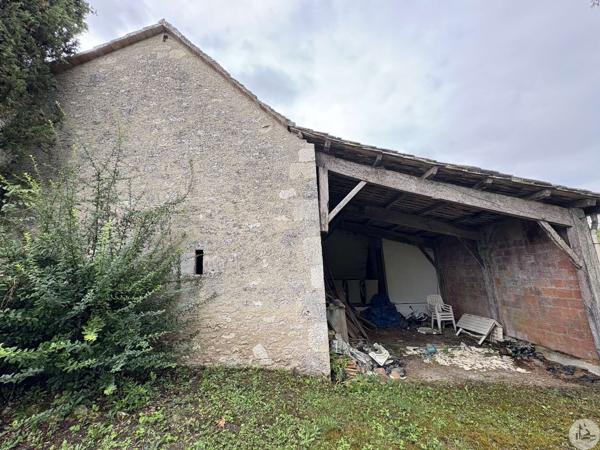Maison de village, terrain et grange