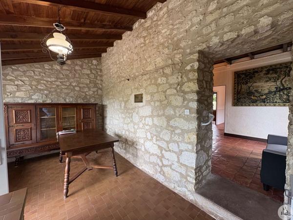 Maison de village, terrain et grange