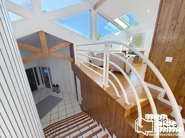 Vaste vialla d'architecte avec piscine et parc