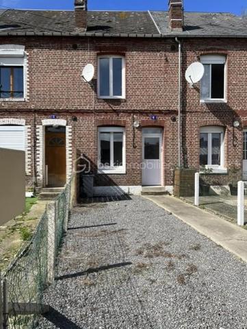 Maison mitoyenne composée d'une entrée sur pièce de vie, un coin cuisine, une salle d'eau avec WC et à l'étage 2 chambres.
Cours sur l'avant et l'arrière de la maison.

Idéal première acquisition ou locatif 

Chauffage électrique/ double vitrage PVC