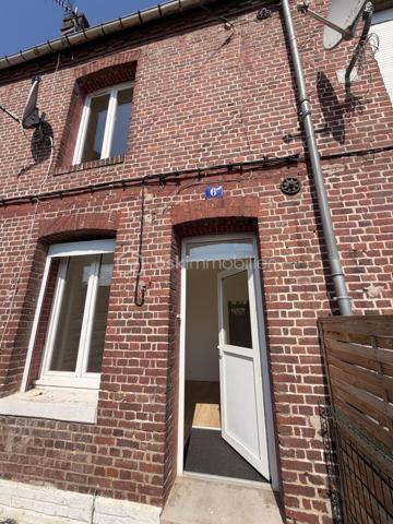 Maison mitoyenne composée d'une entrée sur pièce de vie, un coin cuisine, une salle d'eau avec WC et à l'étage 2 chambres.
Cours sur l'avant et l'arrière de la maison.

Idéal première acquisition ou locatif 

Chauffage électrique/ double vitrage PVC