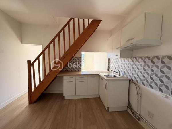 Maison mitoyenne composée d'une entrée sur pièce de vie, un coin cuisine, une salle d'eau avec WC et à l'étage 2 chambres.
Cours sur l'avant et l'arrière de la maison.

Idéal première acquisition ou locatif 

Chauffage électrique/ double vitrage PVC
