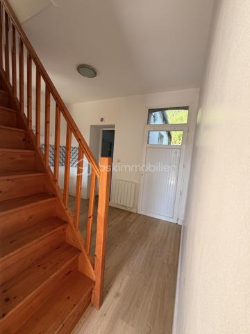 Maison mitoyenne composée d'une entrée sur pièce de vie, un coin cuisine, une salle d'eau avec WC et à l'étage 2 chambres.
Cours sur l'avant et l'arrière de la maison.

Idéal première acquisition ou locatif 

Chauffage électrique/ double vitrage PVC