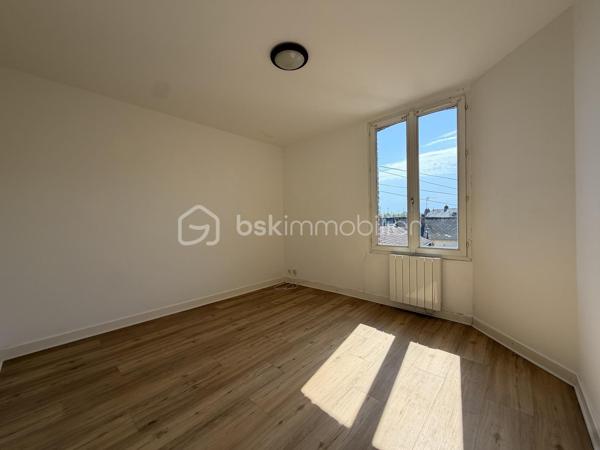 Maison mitoyenne composée d'une entrée sur pièce de vie, un coin cuisine, une salle d'eau avec WC et à l'étage 2 chambres.
Cours sur l'avant et l'arrière de la maison.

Idéal première acquisition ou locatif 

Chauffage électrique/ double vitrage PVC