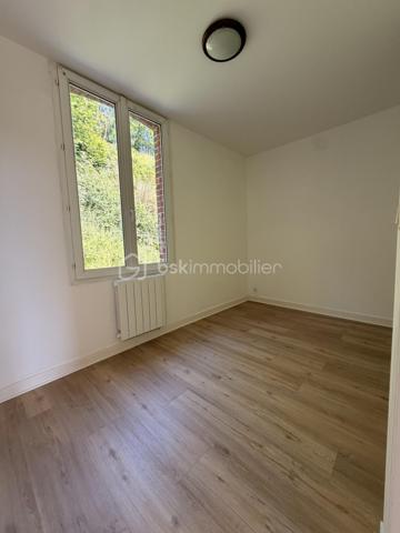 Maison mitoyenne composée d'une entrée sur pièce de vie, un coin cuisine, une salle d'eau avec WC et à l'étage 2 chambres.
Cours sur l'avant et l'arrière de la maison.

Idéal première acquisition ou locatif 

Chauffage électrique/ double vitrage PVC