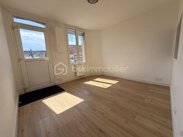 Maison mitoyenne composée d'une entrée sur pièce de vie, un coin cuisine, une salle d'eau avec WC et à l'étage 2 chambres.
Cours sur l'avant et l'arrière de la maison.

Idéal première acquisition ou locatif 

Chauffage électrique/ double vitrage PVC
