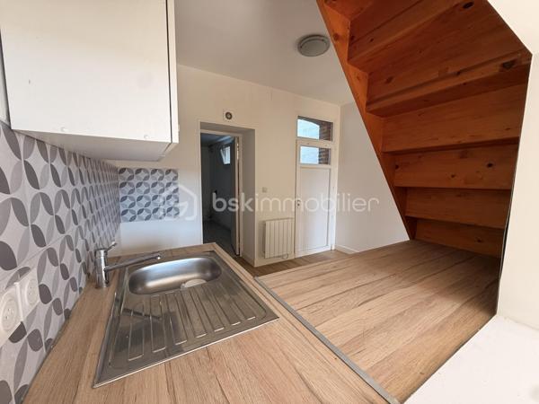 Maison mitoyenne composée d'une entrée sur pièce de vie, un coin cuisine, une salle d'eau avec WC et à l'étage 2 chambres.
Cours sur l'avant et l'arrière de la maison.

Idéal première acquisition ou locatif 

Chauffage électrique/ double vitrage PVC