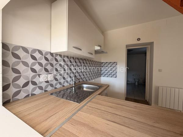 Maison mitoyenne composée d'une entrée sur pièce de vie, un coin cuisine, une salle d'eau avec WC et à l'étage 2 chambres.
Cours sur l'avant et l'arrière de la maison.

Idéal première acquisition ou locatif 

Chauffage électrique/ double vitrage PVC