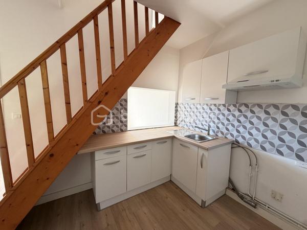 Maison mitoyenne composée d'une entrée sur pièce de vie, un coin cuisine, une salle d'eau avec WC et à l'étage 2 chambres.
Cours sur l'avant et l'arrière de la maison.

Idéal première acquisition ou locatif 

Chauffage électrique/ double vitrage PVC