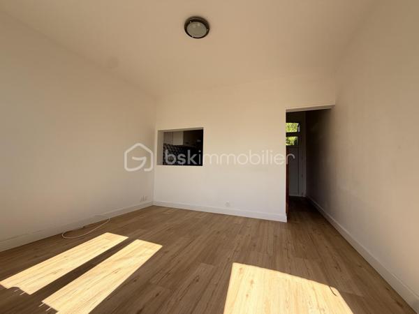 Maison mitoyenne composée d'une entrée sur pièce de vie, un coin cuisine, une salle d'eau avec WC et à l'étage 2 chambres.
Cours sur l'avant et l'arrière de la maison.

Idéal première acquisition ou locatif 

Chauffage électrique/ double vitrage PVC