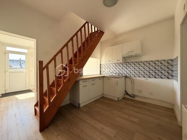 Maison mitoyenne composée d'une entrée sur pièce de vie, un coin cuisine, une salle d'eau avec WC et à l'étage 2 chambres.
Cours sur l'avant et l'arrière de la maison.

Idéal première acquisition ou locatif 

Chauffage électrique/ double vitrage PVC
