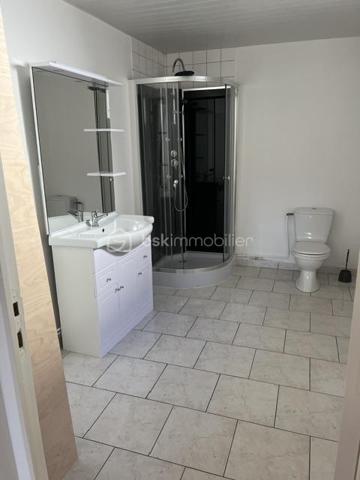 Maison mitoyenne composée d'une entrée sur pièce de vie, un coin cuisine, une salle d'eau avec WC et à l'étage 2 chambres.
Cours sur l'avant et l'arrière de la maison.

Idéal première acquisition ou locatif 

Chauffage électrique/ double vitrage PVC