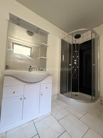 Maison mitoyenne composée d'une entrée sur pièce de vie, un coin cuisine, une salle d'eau avec WC et à l'étage 2 chambres.
Cours sur l'avant et l'arrière de la maison.

Idéal première acquisition ou locatif 

Chauffage électrique/ double vitrage PVC