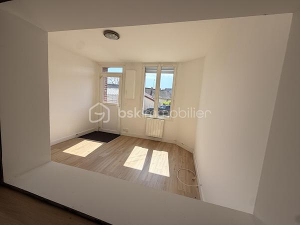 Maison mitoyenne composée d'une entrée sur pièce de vie, un coin cuisine, une salle d'eau avec WC et à l'étage 2 chambres.
Cours sur l'avant et l'arrière de la maison.

Idéal première acquisition ou locatif 

Chauffage électrique/ double vitrage PVC