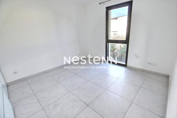 Venissieux-Limite St-Fons: Proche tramways T4 Maison recente RT2012 avec garage et jardin arboré