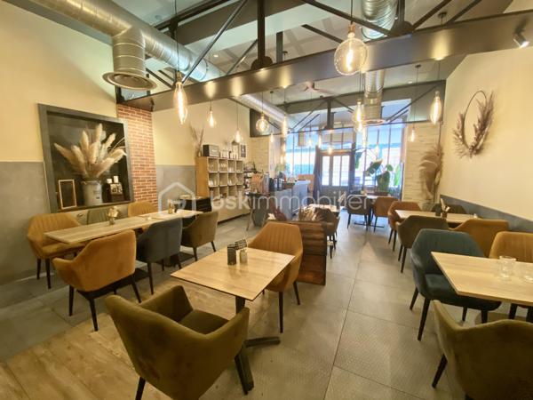 Le restaurant est situé au centre ville de Sens, tout proche du marché couvert et de la cathédrale !
Il est reconnu pour la qualité de sa prestation et son emplacement premium. Idéal pour une réception professionnelle ou privée.
L'établissement est constitué d'un bar et d'une salle de restaurant magnifiquement décorée de 40 couverts. La terrasse permet d'accueillir 25 couverts supplémentaires. 
L'espace cuisine est qualitatif et particulièrement bien équipée, pour une surface d'environ 40 m². Nombreux locaux de stockage, rangement, vestiaires pour environ 150 m², idéal pour la préparation et une organisation nécessitant .
La notoriété du restaurant est excellente. La clientèle se partage entre les habitués et les touristes. Le chiffre d'affaires est constant, robuste et pérenne.
Le fond de commerce comprend également un garage de 40 m² et un appartement de fonction de 110 m².
A saisir !