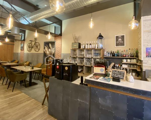 Le restaurant est situé au centre ville de Sens, tout proche du marché couvert et de la cathédrale !
Il est reconnu pour la qualité de sa prestation et son emplacement premium. Idéal pour une réception professionnelle ou privée.
L'établissement est constitué d'un bar et d'une salle de restaurant magnifiquement décorée de 40 couverts. La terrasse permet d'accueillir 25 couverts supplémentaires. 
L'espace cuisine est qualitatif et particulièrement bien équipée, pour une surface d'environ 40 m². Nombreux locaux de stockage, rangement, vestiaires pour environ 150 m², idéal pour la préparation et une organisation nécessitant .
La notoriété du restaurant est excellente. La clientèle se partage entre les habitués et les touristes. Le chiffre d'affaires est constant, robuste et pérenne.
Le fond de commerce comprend également un garage de 40 m² et un appartement de fonction de 110 m².
A saisir !