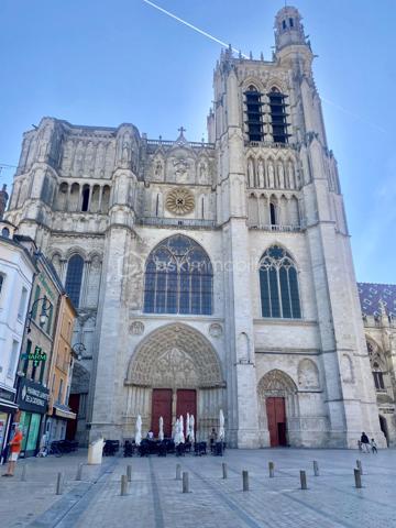 Le restaurant est situé au centre ville de Sens, tout proche du marché couvert et de la cathédrale !
Il est reconnu pour la qualité de sa prestation et son emplacement premium. Idéal pour une réception professionnelle ou privée.
L'établissement est constitué d'un bar et d'une salle de restaurant magnifiquement décorée de 40 couverts. La terrasse permet d'accueillir 25 couverts supplémentaires. 
L'espace cuisine est qualitatif et particulièrement bien équipée, pour une surface d'environ 40 m². Nombreux locaux de stockage, rangement, vestiaires pour environ 150 m², idéal pour la préparation et une organisation nécessitant .
La notoriété du restaurant est excellente. La clientèle se partage entre les habitués et les touristes. Le chiffre d'affaires est constant, robuste et pérenne.
Le fond de commerce comprend également un garage de 40 m² et un appartement de fonction de 110 m².
A saisir !