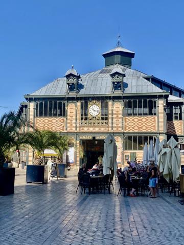Le restaurant est situé au centre ville de Sens, tout proche du marché couvert et de la cathédrale !
Il est reconnu pour la qualité de sa prestation et son emplacement premium. Idéal pour une réception professionnelle ou privée.
L'établissement est constitué d'un bar et d'une salle de restaurant magnifiquement décorée de 40 couverts. La terrasse permet d'accueillir 25 couverts supplémentaires. 
L'espace cuisine est qualitatif et particulièrement bien équipée, pour une surface d'environ 40 m². Nombreux locaux de stockage, rangement, vestiaires pour environ 150 m², idéal pour la préparation et une organisation nécessitant .
La notoriété du restaurant est excellente. La clientèle se partage entre les habitués et les touristes. Le chiffre d'affaires est constant, robuste et pérenne.
Le fond de commerce comprend également un garage de 40 m² et un appartement de fonction de 110 m².
A saisir !