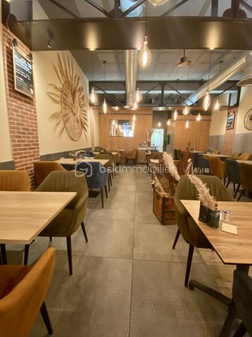 Le restaurant est situé au centre ville de Sens, tout proche du marché couvert et de la cathédrale !
Il est reconnu pour la qualité de sa prestation et son emplacement premium. Idéal pour une réception professionnelle ou privée.
L'établissement est constitué d'un bar et d'une salle de restaurant magnifiquement décorée de 40 couverts. La terrasse permet d'accueillir 25 couverts supplémentaires. 
L'espace cuisine est qualitatif et particulièrement bien équipée, pour une surface d'environ 40 m². Nombreux locaux de stockage, rangement, vestiaires pour environ 150 m², idéal pour la préparation et une organisation nécessitant .
La notoriété du restaurant est excellente. La clientèle se partage entre les habitués et les touristes. Le chiffre d'affaires est constant, robuste et pérenne.
Le fond de commerce comprend également un garage de 40 m² et un appartement de fonction de 110 m².
A saisir !