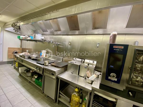 Le restaurant est situé au centre ville de Sens, tout proche du marché couvert et de la cathédrale !
Il est reconnu pour la qualité de sa prestation et son emplacement premium. Idéal pour une réception professionnelle ou privée.
L'établissement est constitué d'un bar et d'une salle de restaurant magnifiquement décorée de 40 couverts. La terrasse permet d'accueillir 25 couverts supplémentaires. 
L'espace cuisine est qualitatif et particulièrement bien équipée, pour une surface d'environ 40 m². Nombreux locaux de stockage, rangement, vestiaires pour environ 150 m², idéal pour la préparation et une organisation nécessitant .
La notoriété du restaurant est excellente. La clientèle se partage entre les habitués et les touristes. Le chiffre d'affaires est constant, robuste et pérenne.
Le fond de commerce comprend également un garage de 40 m² et un appartement de fonction de 110 m².
A saisir !