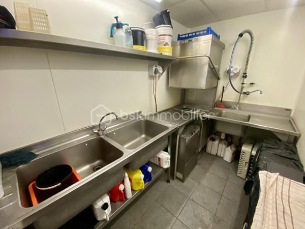 Le restaurant est situé au centre ville de Sens, tout proche du marché couvert et de la cathédrale !
Il est reconnu pour la qualité de sa prestation et son emplacement premium. Idéal pour une réception professionnelle ou privée.
L'établissement est constitué d'un bar et d'une salle de restaurant magnifiquement décorée de 40 couverts. La terrasse permet d'accueillir 25 couverts supplémentaires. 
L'espace cuisine est qualitatif et particulièrement bien équipée, pour une surface d'environ 40 m². Nombreux locaux de stockage, rangement, vestiaires pour environ 150 m², idéal pour la préparation et une organisation nécessitant .
La notoriété du restaurant est excellente. La clientèle se partage entre les habitués et les touristes. Le chiffre d'affaires est constant, robuste et pérenne.
Le fond de commerce comprend également un garage de 40 m² et un appartement de fonction de 110 m².
A saisir !
