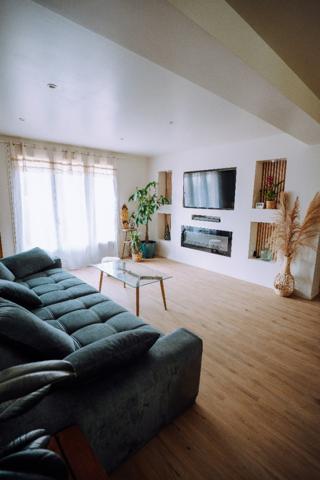 Maison traditionnelle rénovée avec double garage et piscine