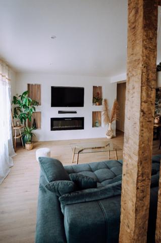 Maison traditionnelle rénovée avec double garage et piscine