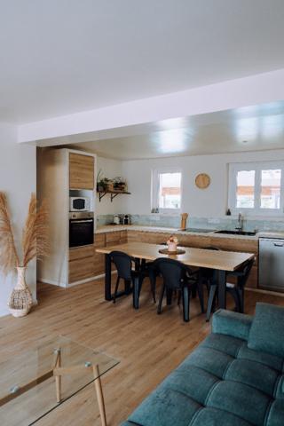 Maison traditionnelle rénovée avec double garage et piscine