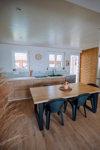 Maison traditionnelle rénovée avec double garage et piscine