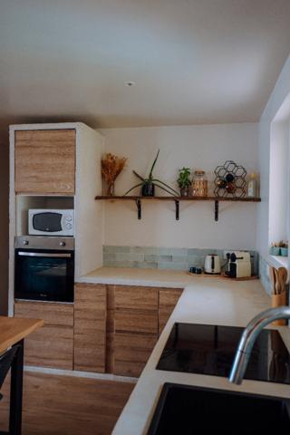 Maison traditionnelle rénovée avec double garage et piscine