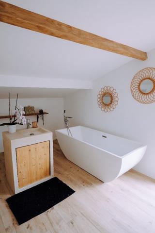 Maison traditionnelle rénovée avec double garage et piscine