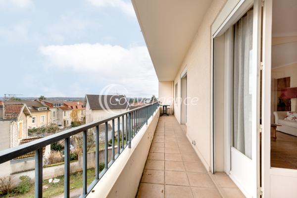Appartement
                                                                                                                                                                                                                                                                                                                        5 pièce(s)                                                                                                                                                                                                          3 chambre(s)                                                                                                                                                                                                          93.85  m²