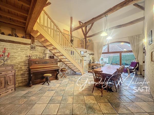 Maison en pierre rénovée avec charme et authenticité