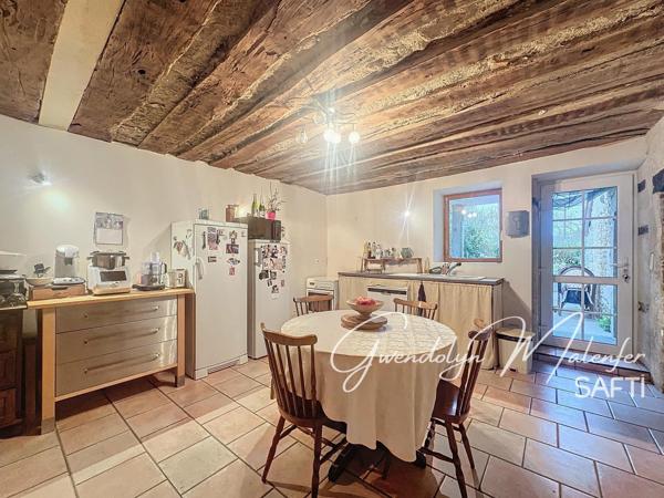 Maison en pierre rénovée avec charme et authenticité