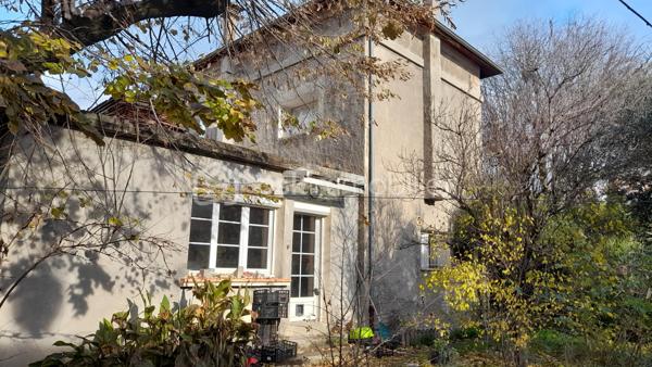 MANOSQUE, DOMAINE de plus d'un hectare comprenant une BASTIDE en PIERRES offrant de belles perspectives sur 2 niveaux grâce à une surface habitable de plus de 300m² exploitables rapidement moyennant quelques rafraîchissements et aménagements ainsi qu' un vaste  hangar permettant de créer des  abris pour les véhicules ou des chevaux.
Au rez de chaussée de la bastide, une vaste salle voûtée, rénovée permet rapidement d'organiser des réceptions ou une location pour évènements culturels !
La bastide comprend 10 pièces à réhabiliter et aménager . L'orangerie et le donjon apportent une note d'authenticité dans un paysage ouvert et laissent envisager des projets originaux à créer.
Le terrain de 1 ha, plat, permet le pâturage mais également l'implantation d'une piscine et autres aménagements.  
Les +++: très BELLE EXPOSITION, CALME, PROCHE des COMMODITES,, VUE AGREABLE, VILLE et CAMPAGNE à la fois ! 
Toiture et façade rénovées
TRAVAUX indispensables !