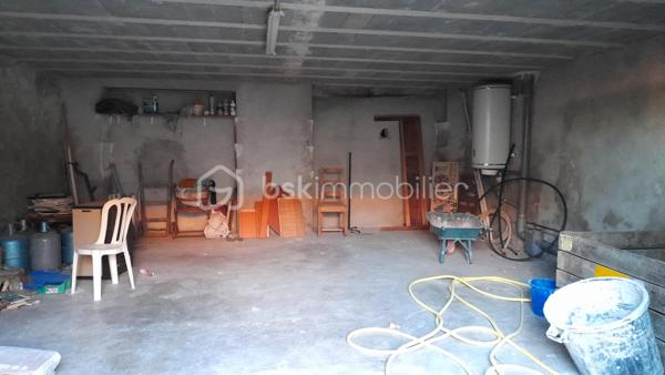 MANOSQUE, DOMAINE de plus d'un hectare comprenant une BASTIDE en PIERRES offrant de belles perspectives sur 2 niveaux grâce à une surface habitable de plus de 300m² exploitables rapidement moyennant quelques rafraîchissements et aménagements ainsi qu' un vaste  hangar permettant de créer des  abris pour les véhicules ou des chevaux.
Au rez de chaussée de la bastide, une vaste salle voûtée, rénovée permet rapidement d'organiser des réceptions ou une location pour évènements culturels !
La bastide comprend 10 pièces à réhabiliter et aménager . L'orangerie et le donjon apportent une note d'authenticité dans un paysage ouvert et laissent envisager des projets originaux à créer.
Le terrain de 1 ha, plat, permet le pâturage mais également l'implantation d'une piscine et autres aménagements.  
Les +++: très BELLE EXPOSITION, CALME, PROCHE des COMMODITES,, VUE AGREABLE, VILLE et CAMPAGNE à la fois ! 
Toiture et façade rénovées
TRAVAUX indispensables !