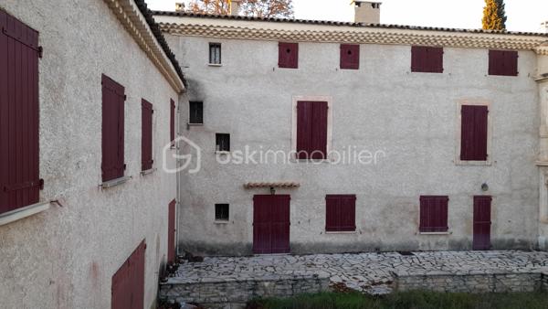 MANOSQUE, DOMAINE de plus d'un hectare comprenant une BASTIDE en PIERRES offrant de belles perspectives sur 2 niveaux grâce à une surface habitable de plus de 300m² exploitables rapidement moyennant quelques rafraîchissements et aménagements ainsi qu' un vaste  hangar permettant de créer des  abris pour les véhicules ou des chevaux.
Au rez de chaussée de la bastide, une vaste salle voûtée, rénovée permet rapidement d'organiser des réceptions ou une location pour évènements culturels !
La bastide comprend 10 pièces à réhabiliter et aménager . L'orangerie et le donjon apportent une note d'authenticité dans un paysage ouvert et laissent envisager des projets originaux à créer.
Le terrain de 1 ha, plat, permet le pâturage mais également l'implantation d'une piscine et autres aménagements.  
Les +++: très BELLE EXPOSITION, CALME, PROCHE des COMMODITES,, VUE AGREABLE, VILLE et CAMPAGNE à la fois ! 
Toiture et façade rénovées
TRAVAUX indispensables !