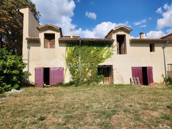 MANOSQUE, DOMAINE de plus d'un hectare comprenant une BASTIDE en PIERRES offrant de belles perspectives sur 2 niveaux grâce à une surface habitable de plus de 300m² exploitables rapidement moyennant quelques rafraîchissements et aménagements ainsi qu' un vaste  hangar permettant de créer des  abris pour les véhicules ou des chevaux.
Au rez de chaussée de la bastide, une vaste salle voûtée, rénovée permet rapidement d'organiser des réceptions ou une location pour évènements culturels !
La bastide comprend 10 pièces à réhabiliter et aménager . L'orangerie et le donjon apportent une note d'authenticité dans un paysage ouvert et laissent envisager des projets originaux à créer.
Le terrain de 1 ha, plat, permet le pâturage mais également l'implantation d'une piscine et autres aménagements.  
Les +++: très BELLE EXPOSITION, CALME, PROCHE des COMMODITES,, VUE AGREABLE, VILLE et CAMPAGNE à la fois ! 
Toiture et façade rénovées
TRAVAUX indispensables !