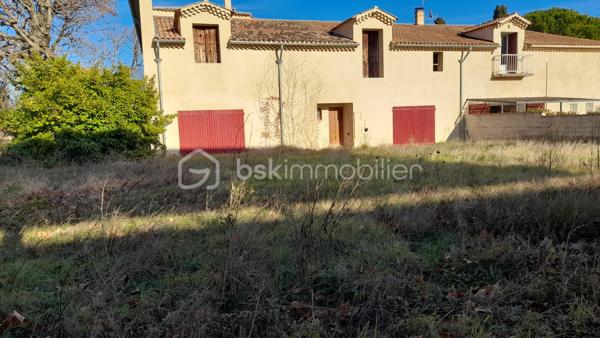 MANOSQUE, DOMAINE de plus d'un hectare comprenant une BASTIDE en PIERRES offrant de belles perspectives sur 2 niveaux grâce à une surface habitable de plus de 300m² exploitables rapidement moyennant quelques rafraîchissements et aménagements ainsi qu' un vaste  hangar permettant de créer des  abris pour les véhicules ou des chevaux.
Au rez de chaussée de la bastide, une vaste salle voûtée, rénovée permet rapidement d'organiser des réceptions ou une location pour évènements culturels !
La bastide comprend 10 pièces à réhabiliter et aménager . L'orangerie et le donjon apportent une note d'authenticité dans un paysage ouvert et laissent envisager des projets originaux à créer.
Le terrain de 1 ha, plat, permet le pâturage mais également l'implantation d'une piscine et autres aménagements.  
Les +++: très BELLE EXPOSITION, CALME, PROCHE des COMMODITES,, VUE AGREABLE, VILLE et CAMPAGNE à la fois ! 
Toiture et façade rénovées
TRAVAUX indispensables !