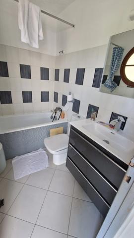 Bas du Fort, bel appartement duplex T3 piscine plage à pied et parking