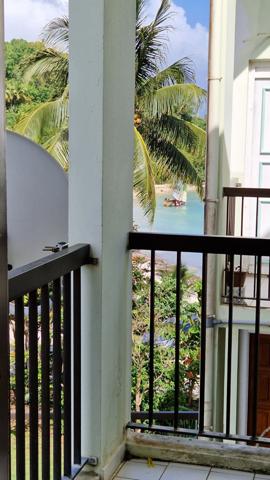Bas du Fort, bel appartement duplex T3 piscine plage à pied et parking