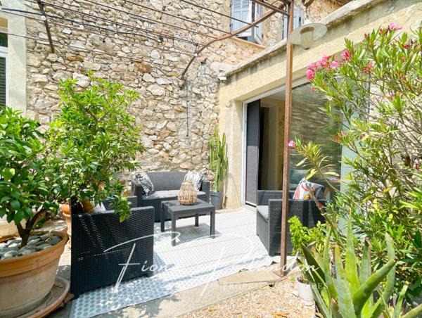 Maison au charme authentique avec extérieurs et garage