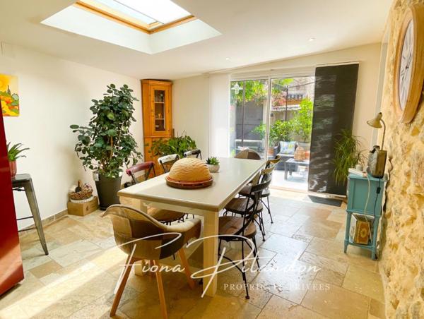 Maison au charme authentique avec extérieurs et garage